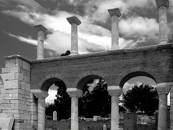 b-w-columns-and-arches (113K)